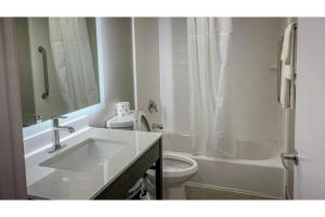 Queen Room with Two Queen Beds - Non-Smoking room in Motel 6 Rockford Il