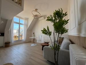 Little LV2 Au cœur de lAvenue des Champs-Elysées Arc de Triomphe