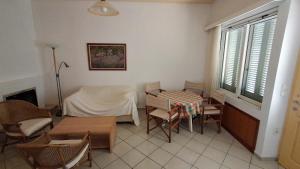 Entire house 100m from the beach