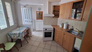 Entire house 100m from the beach