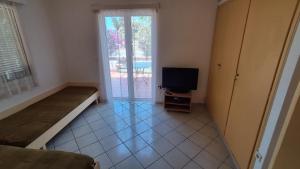 Entire house 100m from the beach