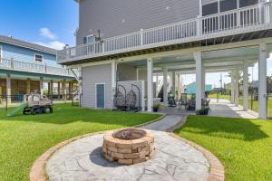 2 Blocks to Shore Crystal Beach House with Yard!
