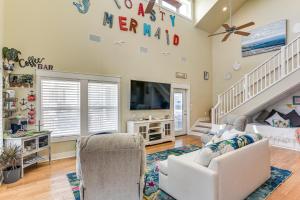 2 Blocks to Shore Crystal Beach House with Yard!