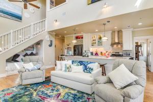 2 Blocks to Shore Crystal Beach House with Yard!