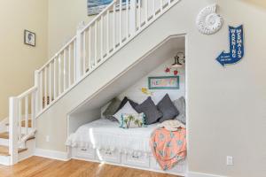 2 Blocks to Shore Crystal Beach House with Yard!