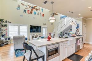 2 Blocks to Shore Crystal Beach House with Yard!