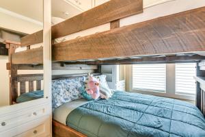 2 Blocks to Shore Crystal Beach House with Yard!