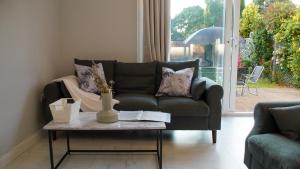 Stunning Beckenham Home w Driveway and Pool table