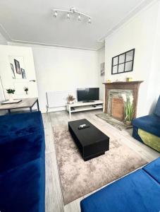 Four Bed House with Garden and Parking in the city centre