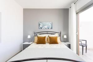 Bright & Elegant Duplex with Terrace and Pool, Just Steps from Puerto Colón