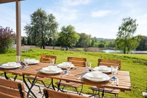 GUT KLETKAMP "Mühlenhof 4" - Ruhige Ferienwohnung mit 3 Schlafzimmern I Terrasse mit See- & Naturblick I Gemeinschaftsgarten I 15 Min zur Ostsee I Küche I Parkplatz I Waschmaschine I WLAN