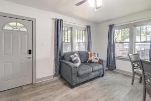4 Mi to Dtwn Charming Retreat in Wichita!