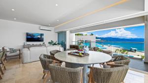 Beachfront, Private Pool, Theatre Room, Views!