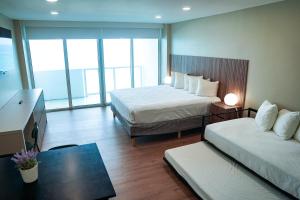 Shine Suites Balcony Studio 6