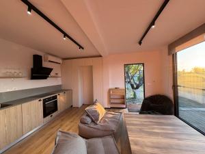 Te Vreshti - Container Home