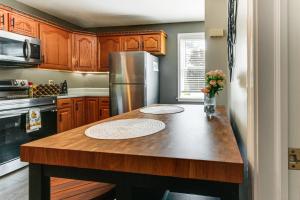 Walk to Town Charming Unit with Balcony in Bedford!