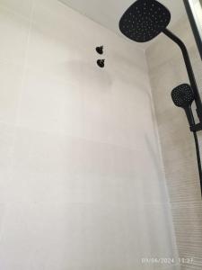 Apartamento reformado con terraza vistas al mar y a las piscinas de Magic World garaje y piscina frente a Balneario Aire acondicionadowifi