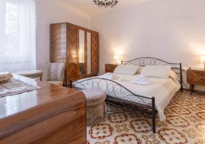 Camera tra le Cinque Terre, Camogli e Portofino. Vista valle e scorcio mare allorizzonte