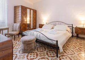 Camera tra le Cinque Terre, Camogli e Portofino. Vista valle e scorcio mare allorizzonte