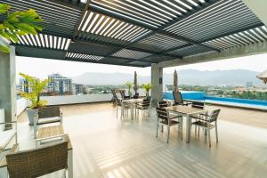 3 Adults or 2 Adults plus 2 Kids 1 block from Ocean