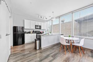 Near DT & CLE Clinic Queen Bed Wi-Fi Parking