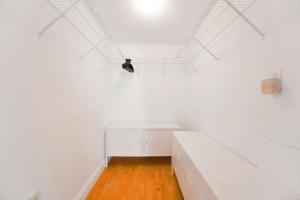 Trendy 2BR Condo with Pool and Bay Views