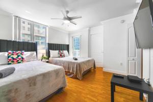 Trendy 2BR Condo with Pool and Bay Views