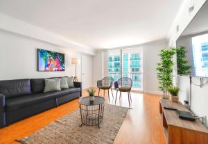 Trendy 2BR Condo with Pool and Bay Views