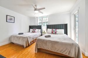 Trendy 2BR Condo with Pool and Bay Views