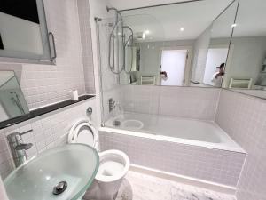 Entire Flat with 2x Bedrooms, 2x Bathrooms and a Big Living Room in the Olympic Park and Westfield at Stratford