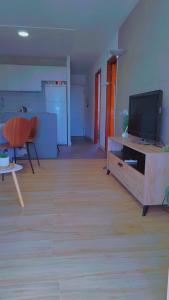 Apartamento reformado con terraza vistas al mar y a las piscinas de Magic World garaje y piscina frente a Balneario Aire acondicionadowifi