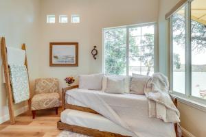 Clear Lake Getaway with Dock Access and Shared Yard!