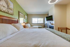 Shared Boat Dock at Clear Lake Couples Retreat