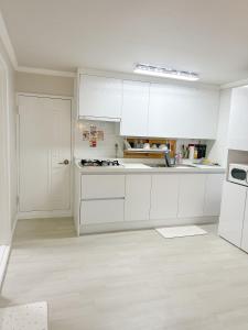 광안리해변도보1분 거실1방2 최대6인 도심속조용한숙소