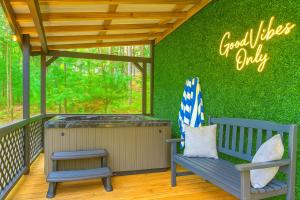 Meadow Retreat - Hot Tub, Fire Pit & Games