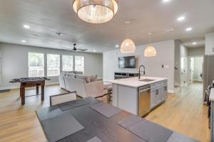 Townhome Near ATandT Stadium Great for Game Day!