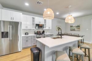 Townhome Near ATandT Stadium Great for Game Day!