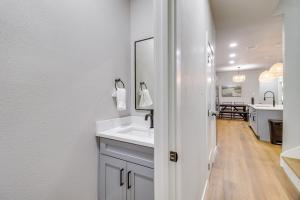 Townhome Near ATandT Stadium Great for Game Day!
