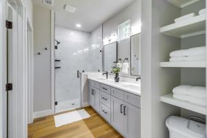 Townhome Near ATandT Stadium Great for Game Day!