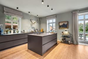GUT KLETKAMP "Försterei" - Freistehendes Backsteinhaus mit 4 Schlafzimmern ruhig am Waldrand gelegen I Kamin I Garten & Terrasse I 15 Min zur Ostsee I 3 Bäder I Küche I Parkplatz I WLAN