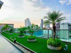 Well furnished condo with balcony