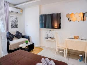 Well furnished condo with balcony