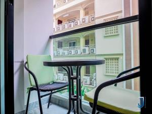 Well furnished condo with balcony