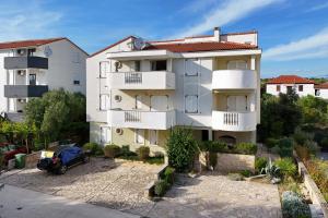 Mare 9 Cozy Two Bedroom Apartment with Garden