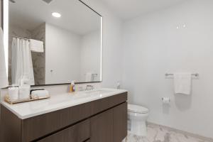 Lux Apts with Lake Views and Top Amenities