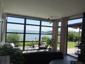 Enkhuizer Strand Chalet Asami San Erste Reihe mit Zaun Haus Nr 262