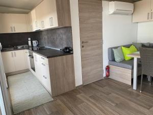 Ra, cozy familly place, free parking, near beach, in Kamp Maslina Drage