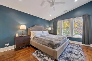 Wicker Park 6bd 4ba, Steps from CTA, Parking Incl home