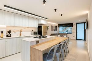 M401 Poblado Apt close to lleras park jacuzzi AC