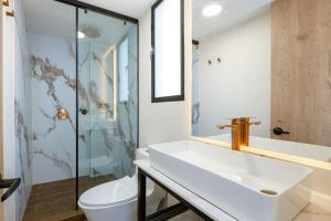 M401 Poblado Apt close to lleras park jacuzzi AC